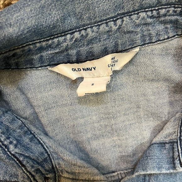 Old Navy The Classic Shirt Chambray Button Down - Picture 4 of 8